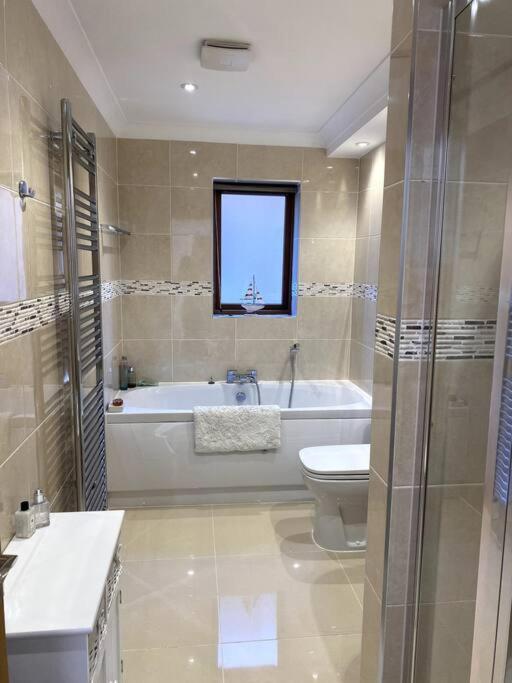 Stylish Contemporary Seaside Holiday Home With 5 Bedrooms, Sea View, Parking And Ev Point 헌베이 외부 사진