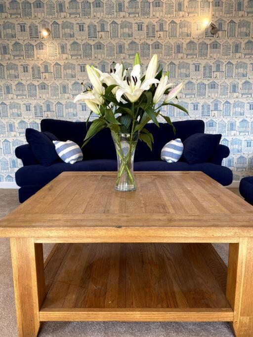 Stylish Contemporary Seaside Holiday Home With 5 Bedrooms, Sea View, Parking And Ev Point 헌베이 외부 사진
