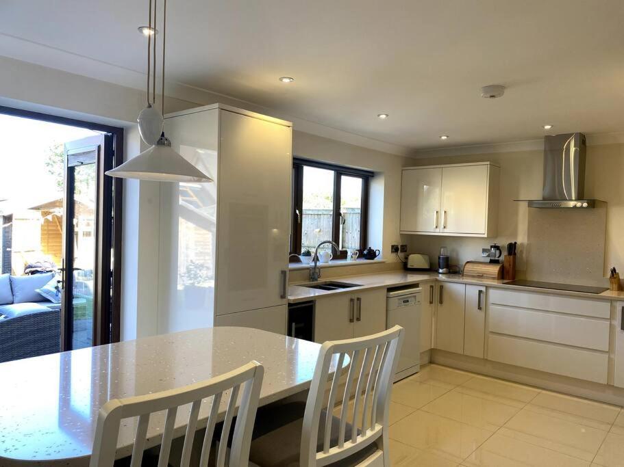 Stylish Contemporary Seaside Holiday Home With 5 Bedrooms, Sea View, Parking And Ev Point 헌베이 외부 사진