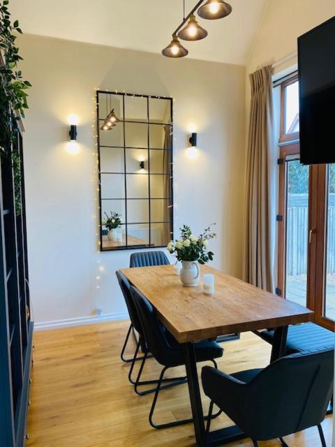 Stylish Contemporary Seaside Holiday Home With 5 Bedrooms, Sea View, Parking And Ev Point 헌베이 외부 사진
