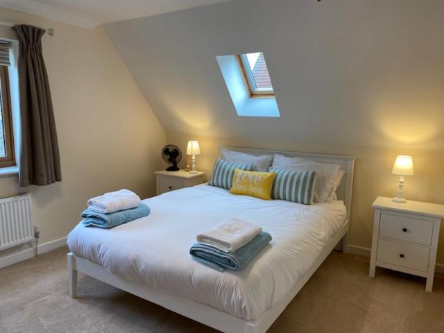 Stylish Contemporary Seaside Holiday Home With 5 Bedrooms, Sea View, Parking And Ev Point 헌베이 외부 사진